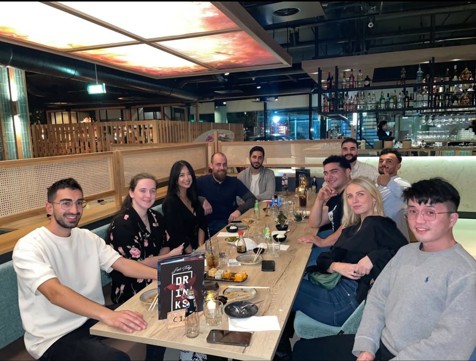 Het Young Metrics team tijdens een teamdiner